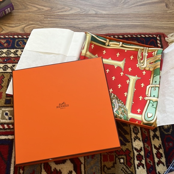 Hermès Scarf NWOT (Vintage, Never Worn) - Picture 7 of 10